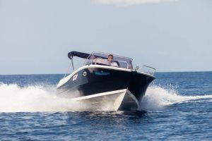 Atlantic 730 Sun Cruiser - perfekt båd hvis du både vil have solplads og kahyt!